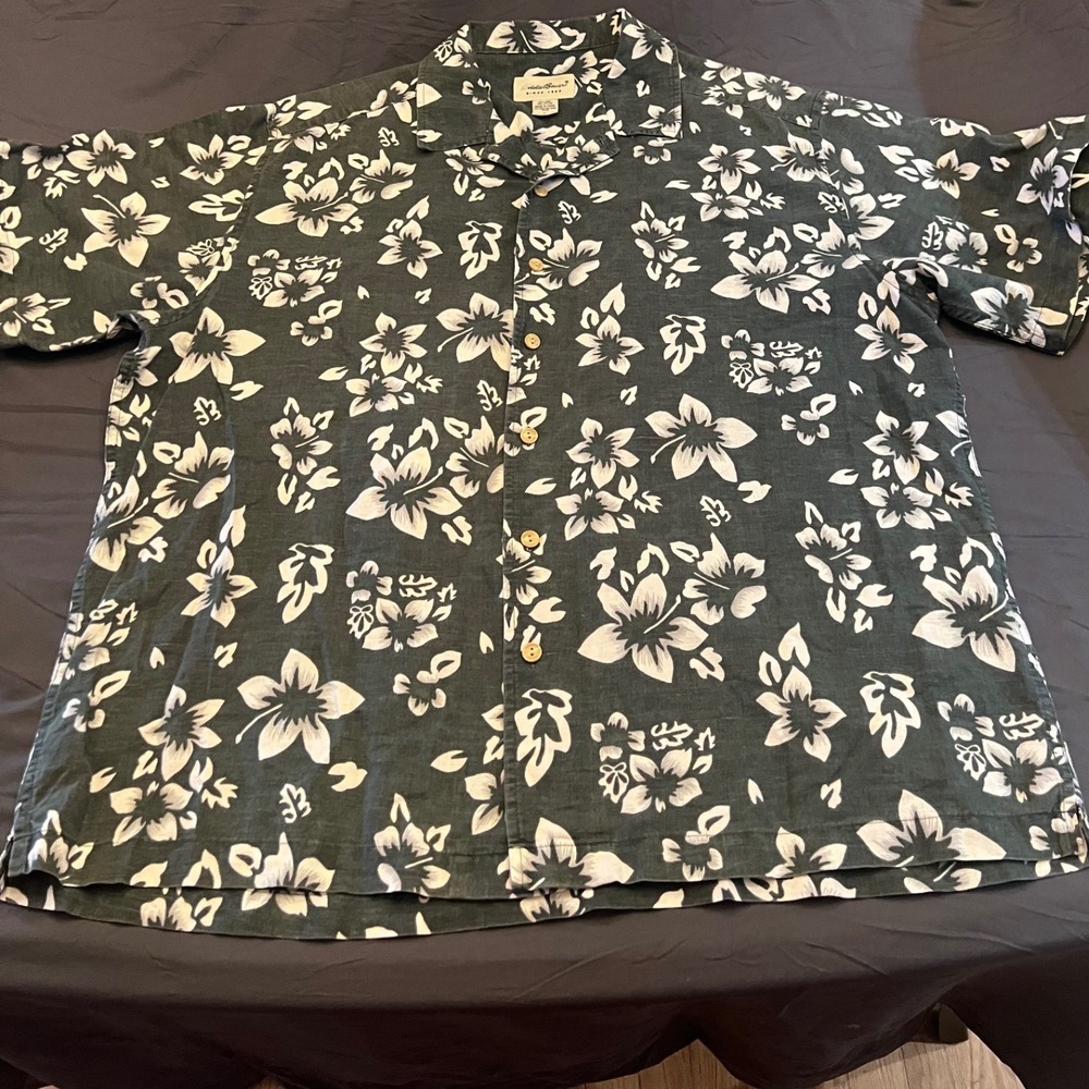 Eddie Bauer Mens Large Gray Tropical Floral Buton Down Resort Shirt.